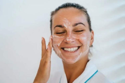 Not Letting The Skin To Dry Before Moisturising